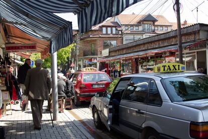 La opción de viajar o salir del país se ha instaurado como una utopía entre muchos jóvenes que ven ahí la única opción para seguir adelante. Sin embargo no es tarea fácil. A efectos de movilidad la realidad es que el país aún no es reconocido por un tercio de los países pertenecientes a Naciones Unidas. Y los países que sí lo reconocen como tal aplican políticas muy restrictivas en la tramitación de visados.