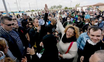 Ataviados con camisetas negras y mascarillas, han exigido más medios para sofocar el incendio del cementerio de neumáticos, que se inició el 13 de mayo y que sigue activo.