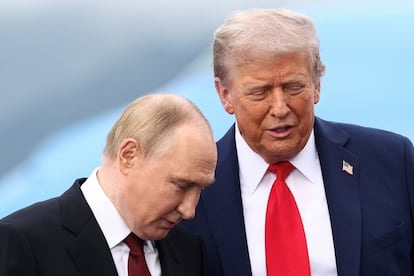 Donald Trump habla con el presidente ruso, Vladímir Putin durante la llegada a la Base Conjunta Elmendorf-Richardson en Anchorage en Alaska.