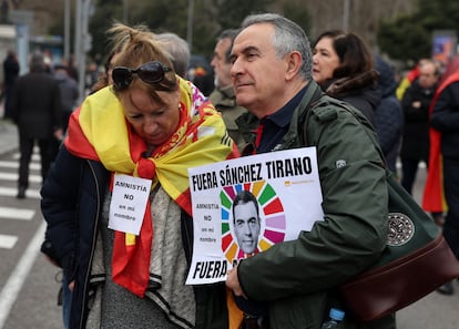 Manifestantes asisten a la concentración contra la amnistía y Pedro Sánchez.