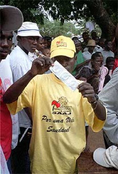 Un activista sanitario muestra condones en el Día del Sida en Mocuba (Mozambique).