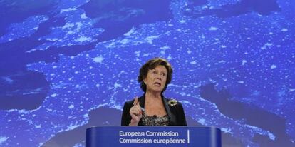 La comisaria Neelie Kroes, este jueves en Bruselas.