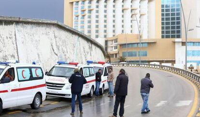 Fuerzas de seguridad y emergencias libias, en el hotel Corinthia de Trípoli, donde el Estado Islámico atentó el pasado enero.