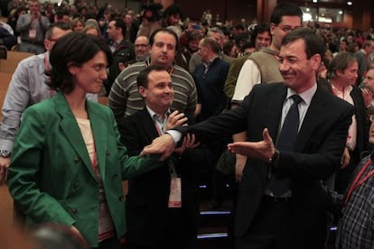 Tomás Gómez coge el brazo de su rival Pilar Sánchez Acera, tras salir elegido como secretario general del PSM en marzo de 2012.