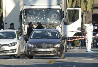 La polic&iacute;a investiga en el cami&oacute;n