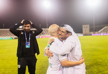 Iniesta se abraza al presidente del club, Youssef al Batran, tras derrotar por 2-1 al Khor Fakkan en el Emirates Club Stadium.