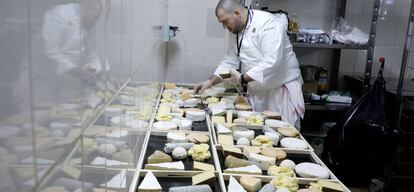 Guillaume Gomez, preparando una selección de quesos.