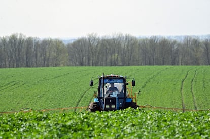 Un agricultor ucranio trabajando en sus campos en la región de Kiev