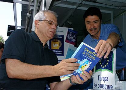 El cabeza de lista por el PSOE, José Borrell, de visita en la Feria del Libro dutante la jornada de reflexión.
