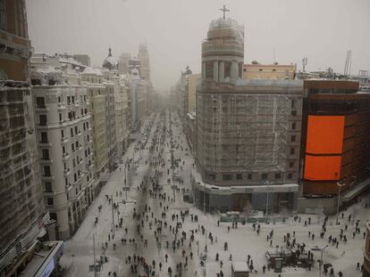 Vista de la nevada de Madrid desde la plaza de Callao, este sábado.