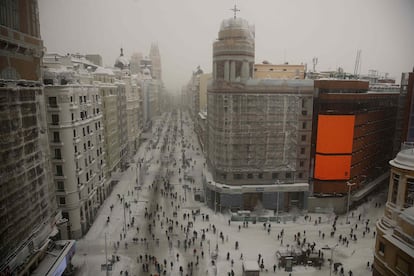 La Gran Vía de Madrid cubierta por la nieve dejada por la borrasca Filomena, el pasado sábado.