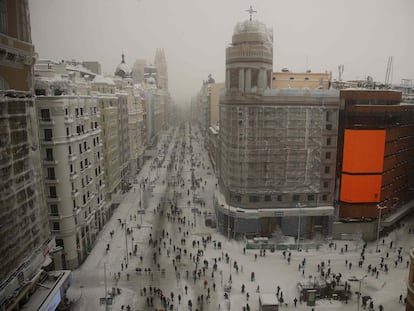 Vista de la nevada de Madrid desde la plaza de Callao, este sábado.