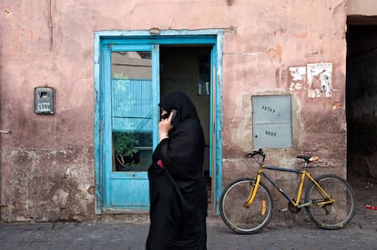 Una mujer hablando con el móvil en Medina