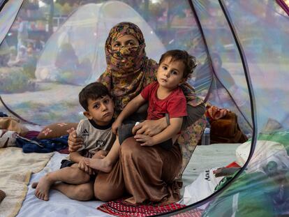Una familia afgana desplazada por el conflicto, en Kabul, el 12 de agosto.