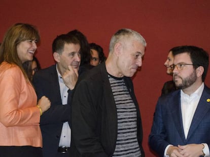 De izquierda a derecha, Laura Borràs (PDeCAT), Arnaldo Otegi (EH Bildu), Bieito Lobeira (BNG) y Pere Aragonès (ERC) charlan minutos antes de la lectura del manifiesto.