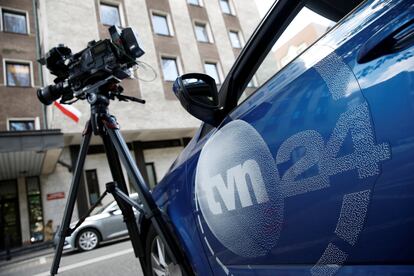 Un coche con el logo de TVN24, este viernes en Varsovia.