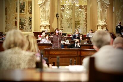 La presidenta del Govern, Francina Armengol, frente a la bancada del PP en el Parlament, este martes.