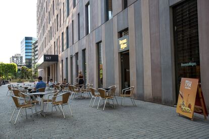 Restaurantes con mesas vacías en el barrio barcelonés del 22@.