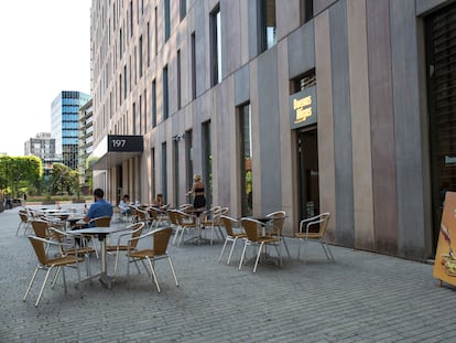 Restaurantes con mesas vacías en el barrio barcelonés del 22@.