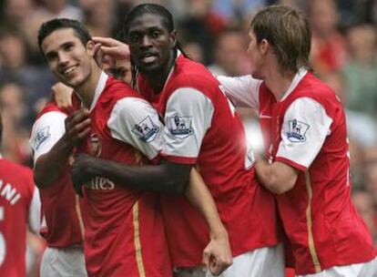 El holandés Van Persie, a la izquierda, el togolés Adebayour y el bielorruso Hleb celebran un gol del Arsenal la jornada pasada.