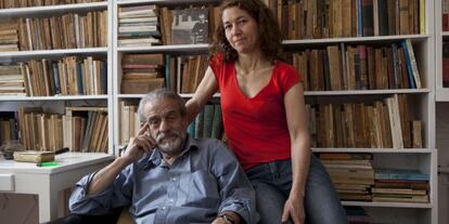 Mario (director de cine) y Luciana (arquitecta), hijo y nieta de Ernesto S&aacute;bato en la casa donde vivi&oacute; el escritor argentino