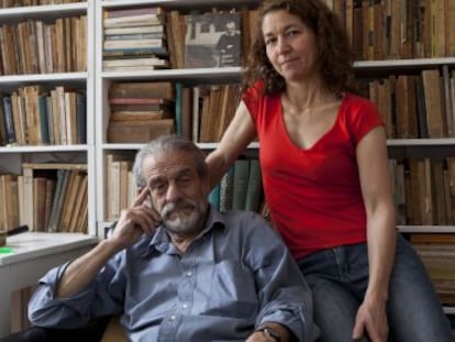 Mario (director de cine) y Luciana (arquitecta), hijo y nieta de Ernesto S&aacute;bato en la casa donde vivi&oacute; el escritor argentino