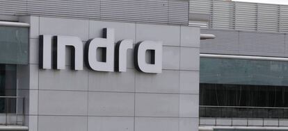 Logo de Indra en la sede de la compañía en Madrid.