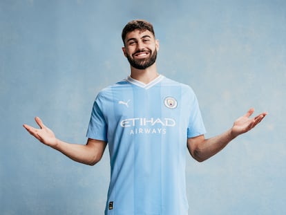 Jokov Gvardiol con la equipación del Manchester City.