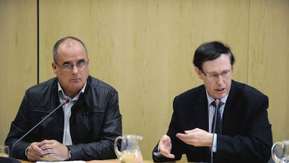 El consejero de Hacienda y Finanzas, Ricardo Gatzagaetxebarria junto al portavoz del PNV, Joseba Egibar. 