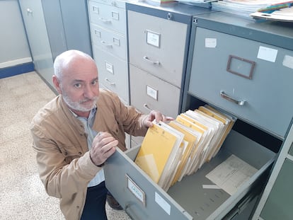 Jesús García Zafra, director del colegio español La Paz durante 12 años, examina documentos escolares que podrán ser utilizados para solicitar la nacionalidad, el día 6 en El Aaiún.