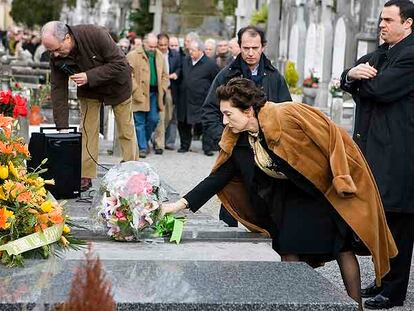 Mapi Heras, viuda Fernando Múgica, coloca un ramo de flores sobre su tumba