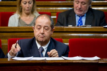 El consejero de Interior Felip Puig durante la sesión en el Parlament.