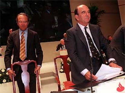 Jaime Botín (a la izquierda) y Emilio Botín, en una junta del Banco Santander de 1999.