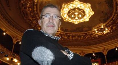 Emilio Sagi posa en el interior del Teatro Arriaga, del que es director artístico.