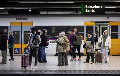 Usuarios esperan la salida de un tren en el andén de la estación de Sants de Barcelona.