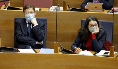 El presidente de la Generalitat, Ximo Puig, y la vicepresidenta Mónica Oltra, durante el pleno de las Cortes, en el que el presidente ha respondido a las preguntas de los grupos parlamentarios.