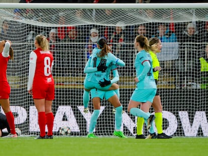 Salma Paralluelo celebra el segundo gol que da la victoria al Barcelona sobre el Brann.