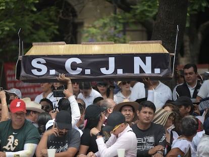 Un grupo de manifestantes carga la réplica de un ataud con las siglas de la Suprema Corte, en Ciudad de México, el pasado 20 de mayo.