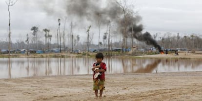 Criança perto de uma operação contra a mineração no Peru.