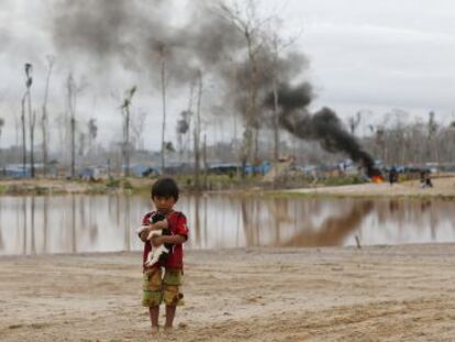 Criança perto de uma operação contra a mineração no Peru.