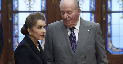 Rey Don Juan Carlos y la economista Carmen Reinhart durante la entrega del premio de Economia Rey Juan Carlos en el Banco de España.