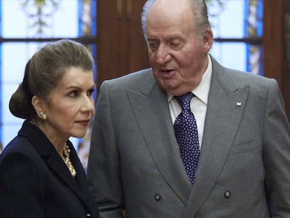 Rey Don Juan Carlos y la economista Carmen Reinhart durante la entrega del premio de Economia Rey Juan Carlos en el Banco de España.