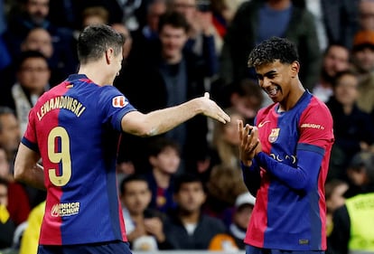 Lewandowski celebra con Lamine Yamal uno de los cuatro goles del Barcelona ante el Madrid.