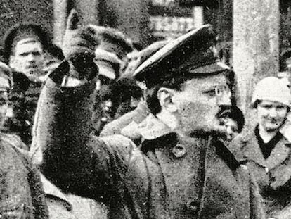 León Trotsky arenga a los soldados rusos.  Imagen de 'L'Illustrazione Italiana', año XLIX, No 36, 3 de septiembre de 1922.
