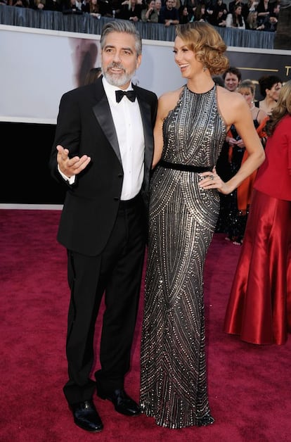 George Clooney, vestido por Giorgio Armani, y su novia Stacy Keibler apuestan por los peinados estilo años dorados de Hollywood.