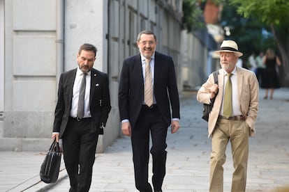 El empresario José Ruz (en el centro) llega al Tribunal Supremo a declarar como investigado, este viernes.