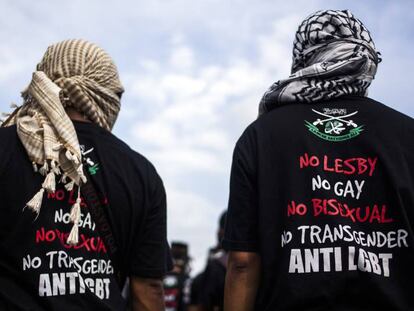 Dos miembros de un grupo musulmán anti homosexualeslucen camisetas con mensajes homófobos en una protesta por los derechos GTB en Yogyakarta, Indonesia, el 23 de febrero de 2016.
 