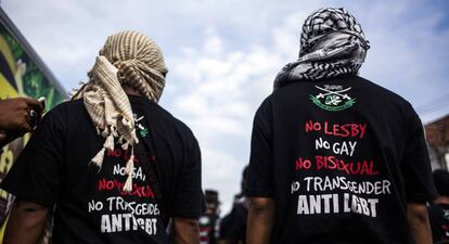 Dos miembros de un grupo musulmán anti homosexualeslucen camisetas con mensajes homófobos en una protesta por los derechos GTB en Yogyakarta, Indonesia, el 23 de febrero de 2016.
 