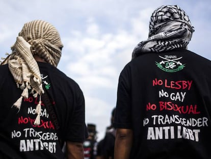 Dos miembros de un grupo musulmán anti homosexualeslucen camisetas con mensajes homófobos en una protesta por los derechos GTB en Yogyakarta, Indonesia, el 23 de febrero de 2016.
 