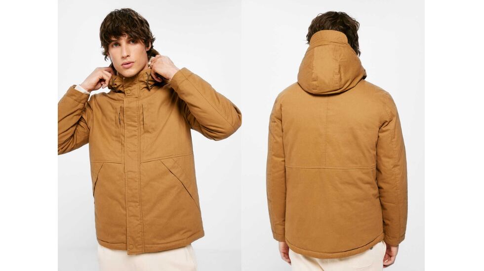 Parka con capucha de color camel.